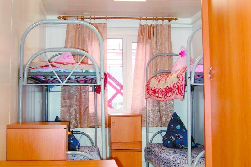 Комната общежития с двухярусными кроватями