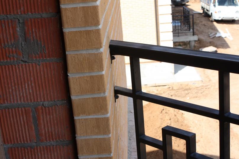 Узел крепления балконных ограждений к стене