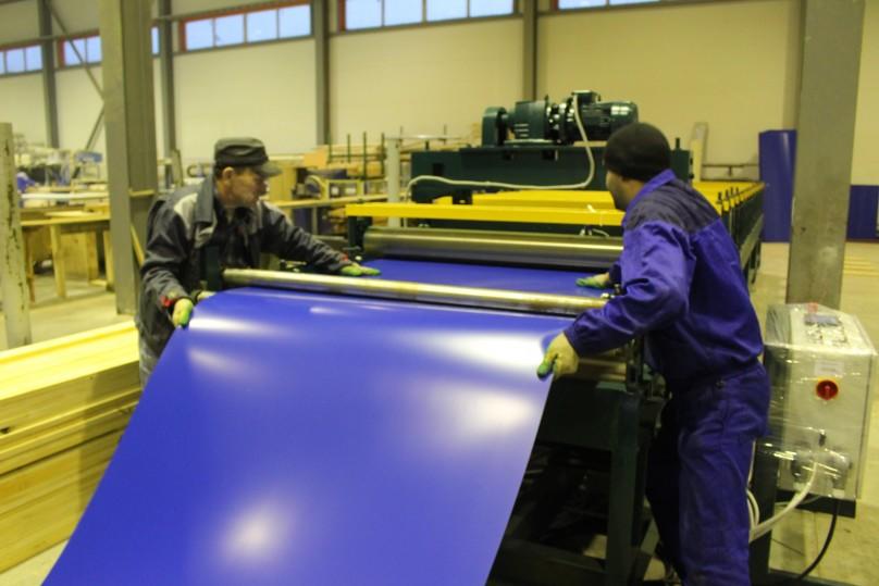 В начале процесса работы лист подается во вход рабочей зоны стана.