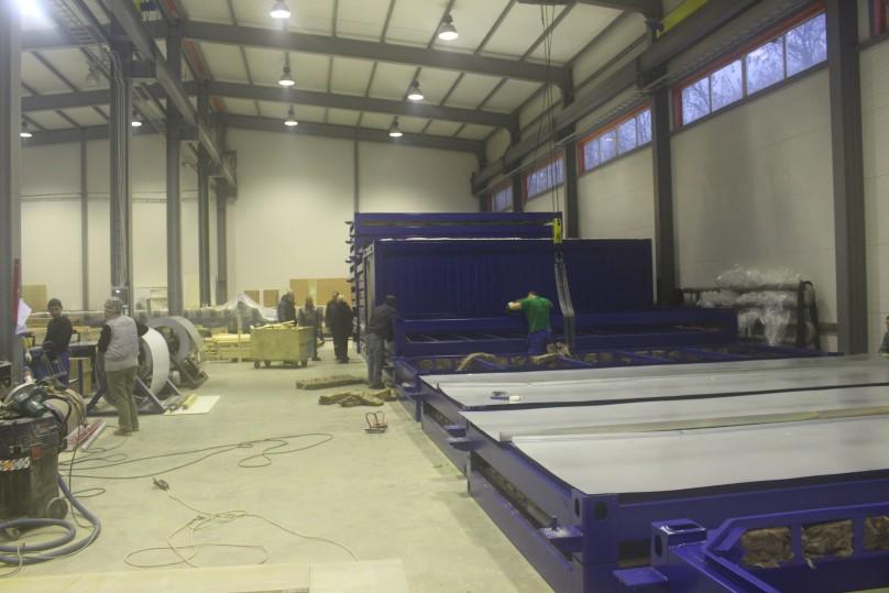 В цеху чистовой отделки проводятся работы по отделке каркасов и сборке панелей. Здесь не проводятся никакие сварочные работы. Рабочее помещение состоит из из производственных участков.