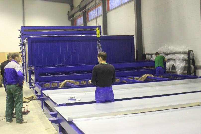 Это участок чистовой отделки сварных каркасов и подготовки транспаков для сборно-разборных модификаций.