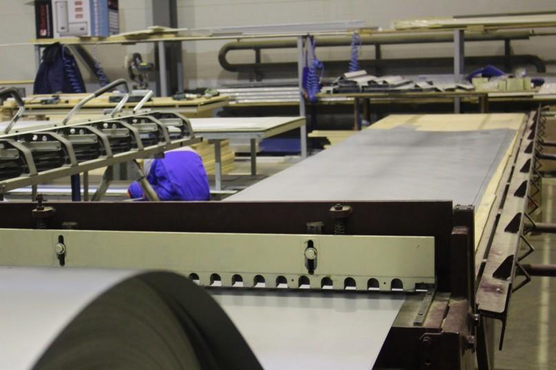 Подача листа на ручной листогибочный стан.