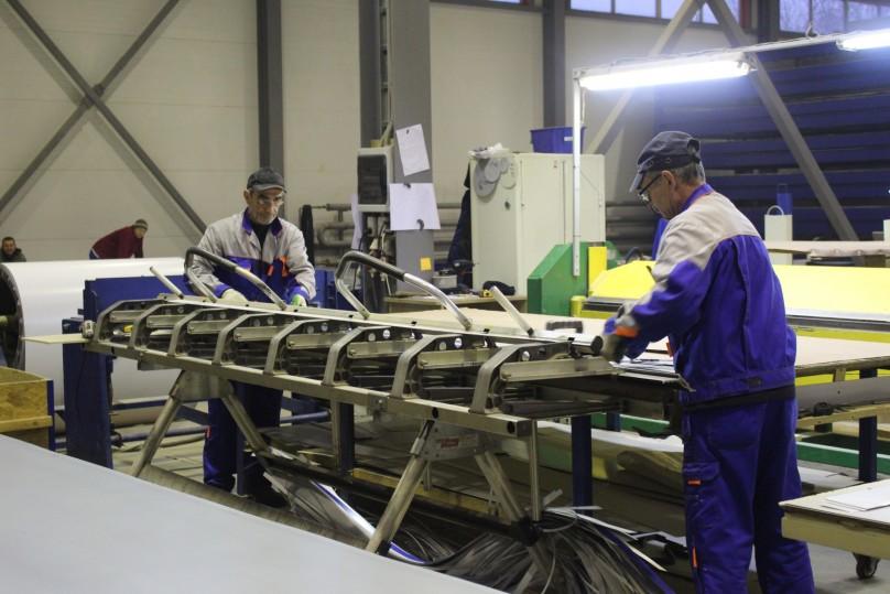 Процесс гибки на одном из таких станов.