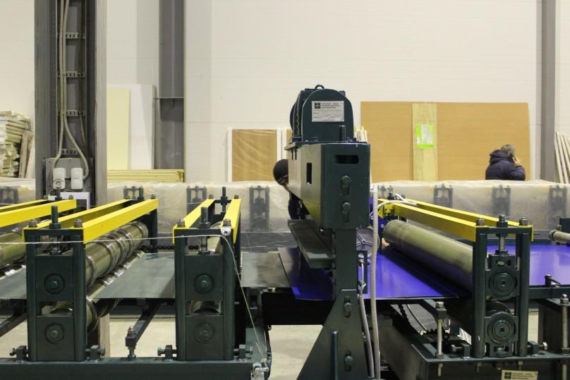 В дальней части цеха располагаются 2 линии по производству профнастила двух различных сечений: аналог С-21 и профиль для отделки стеновых панелей блоков, совместимых с Containex.