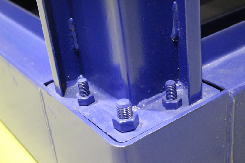 Для крепления стоек в каждом из углов пояса вварены 3 болта. На них же потом устанавливаются и несущие монтажные стойки.