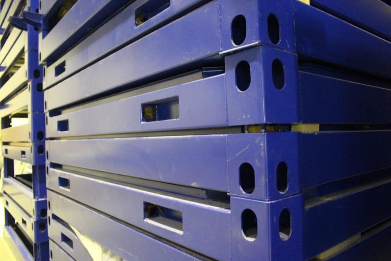 Вот целая гора уже готовых верхних и нижних поясов блоков. Как всегда особое внимание мы уделяем покраске.