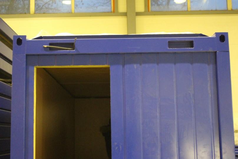 В верхнем поясе блоков располагаются технические отверстия для подключения электричества.