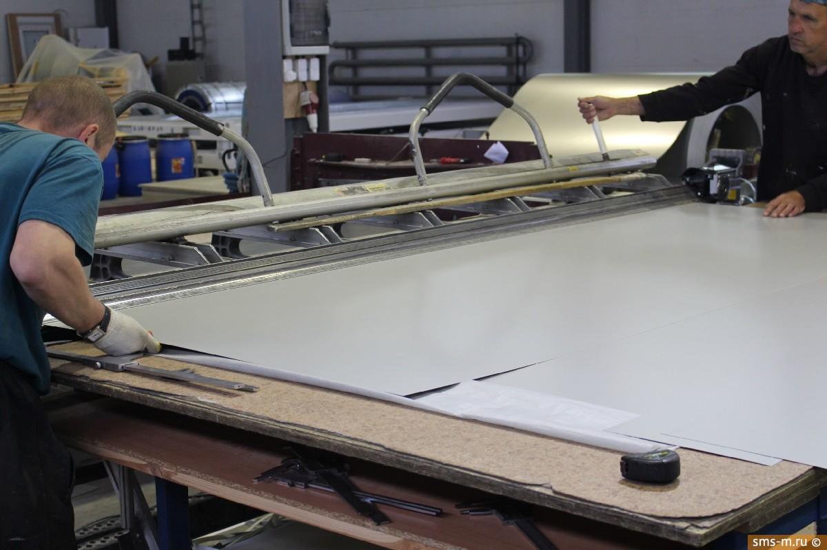 Для получения заготовки лист заводится кромкой в гибочную станину стола на требуемую глубину.