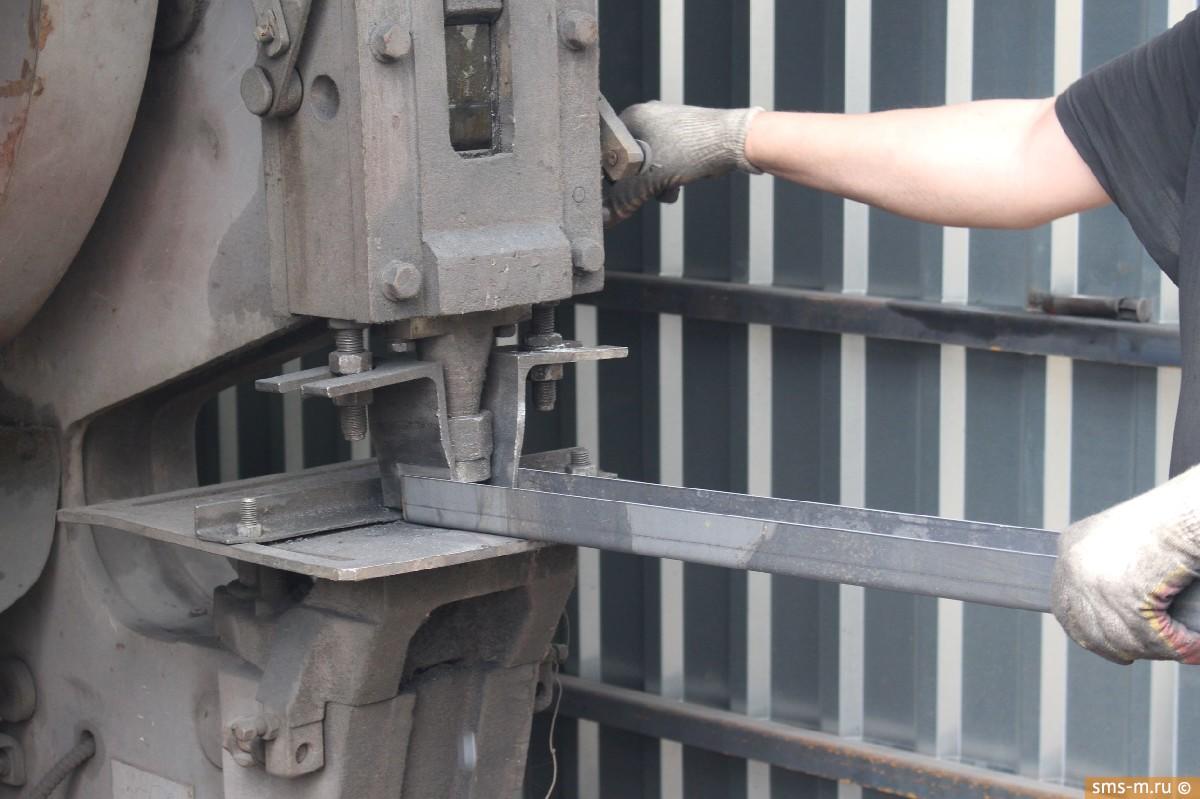 Процесс пробивки предельно прост: располагаем швеллер по шаблону и, прокручивая рукоятку, опускаем штамп.