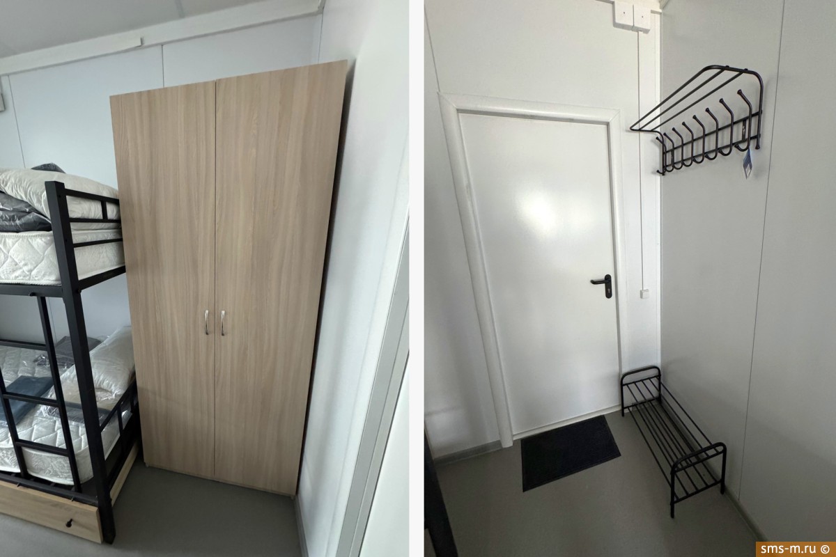 Номер имеет двуярусную кровать, шкаф, вешалку и стойку для обуви