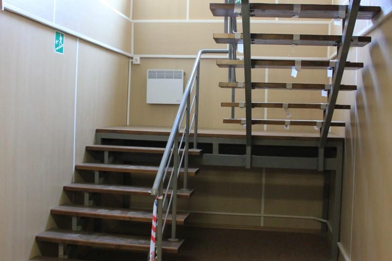 Лестница с деревянными ступенями и поручнями из круглой трубы