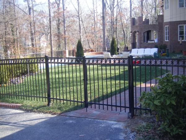 Фото Небольшое ограждение для частного дома