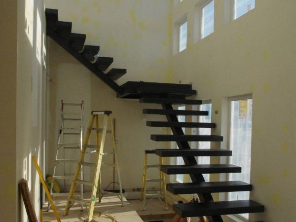 Фото Монокосоурная лестница с переходной площадкой