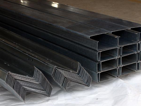 Фото С- и Z-образные оцинкованные профили