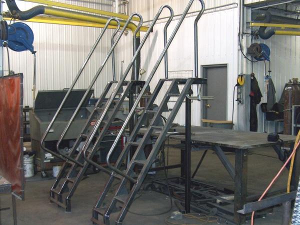 Фото Ограждения из круглой трубы на кровельных лестницах