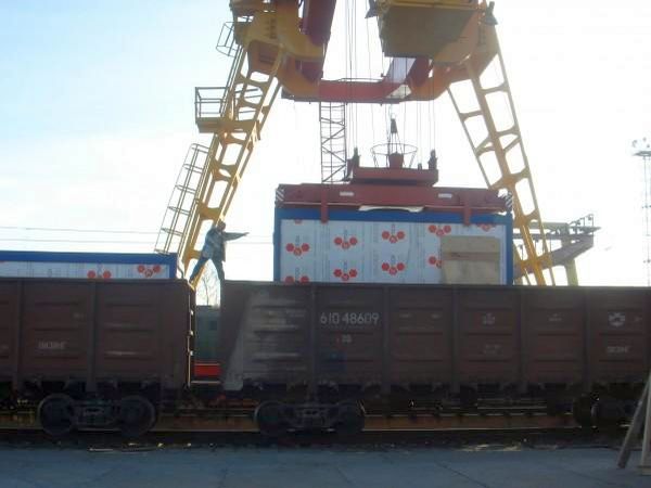 Фото Погрузка блока на вагон-платформу