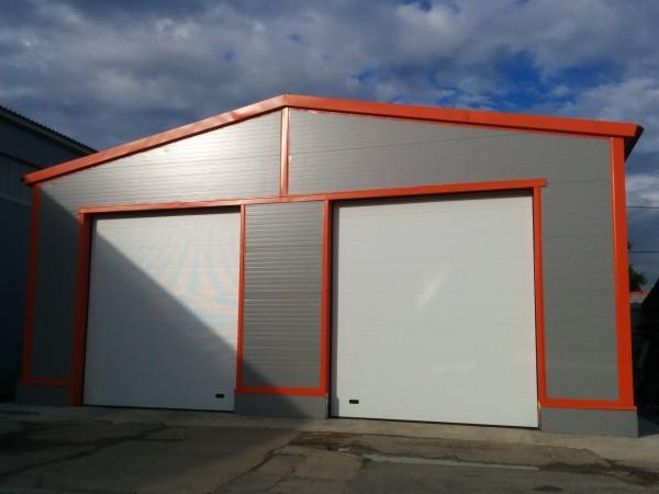 Фото Имеет двое ворот шириной 4 метра каждый