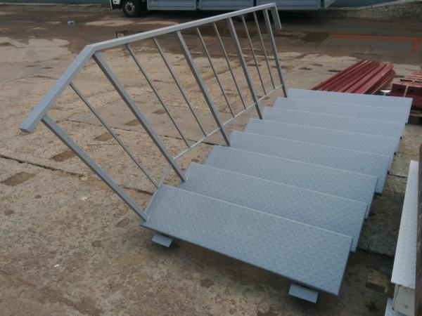 Фото Ступени выполнены из гнутого рифленого листа толщиной 3 мм