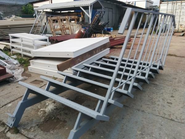 Фото Лестница имеет 2 косоура из профильной трубы