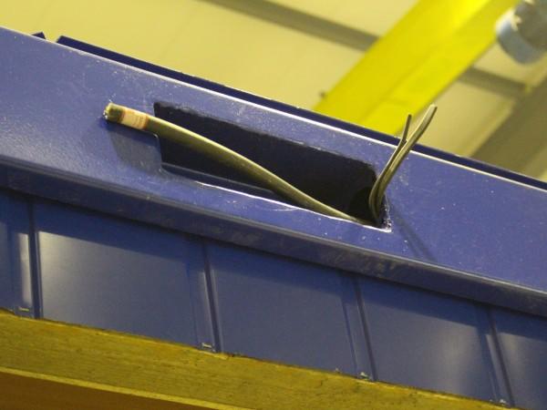 Фото В этом же месте снаружи подводятся силовые электрические провода