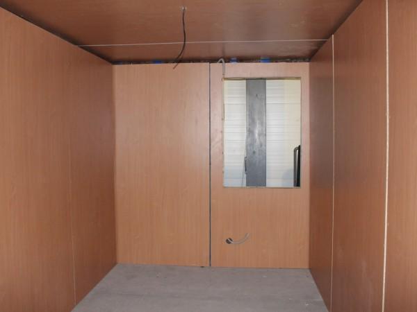 Фото Вид на оконную панель блок-контейнера