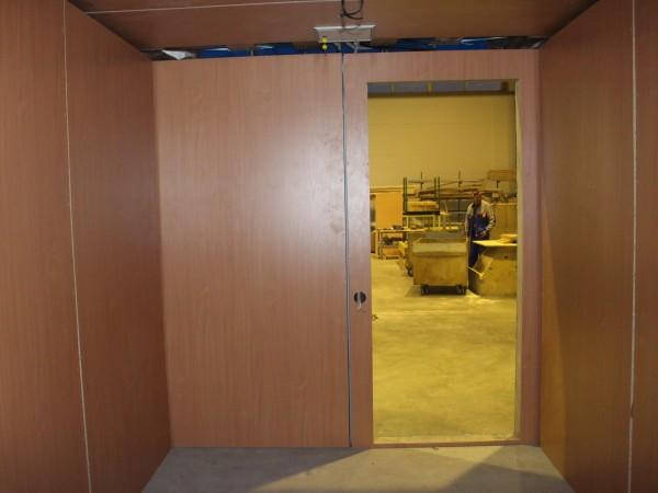 Фото Дверная панель, а рядом виден заранее подготовленный вывод под розетку