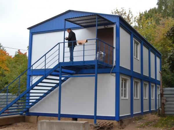 Фото Двухэтажное здание с наружней лестницей