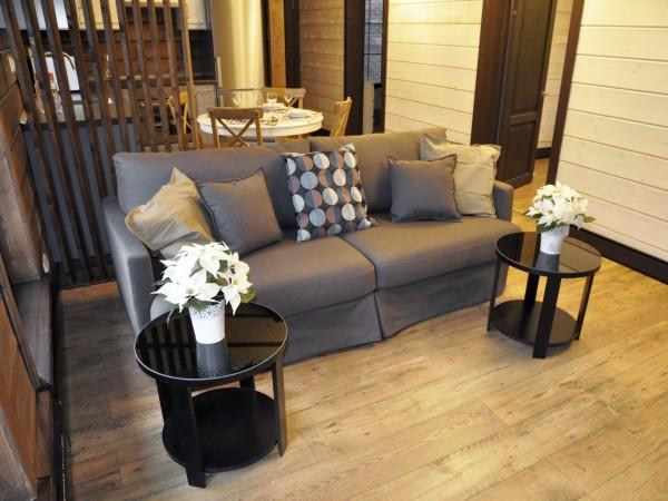 Фото Обеденная и гостиная зоны визуально разделены легкой перегородкой