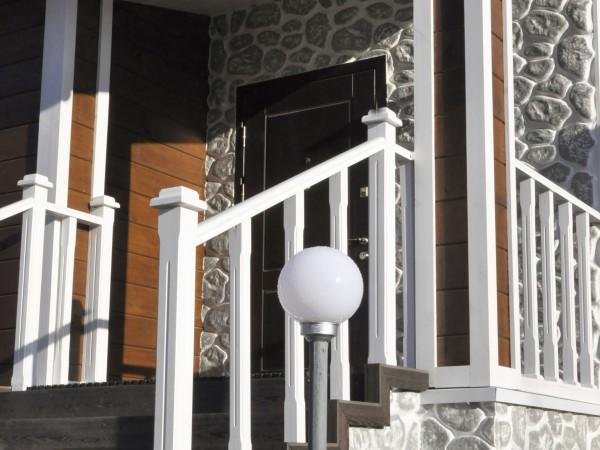 Фото Крыльцо входит в состав одного из блоков