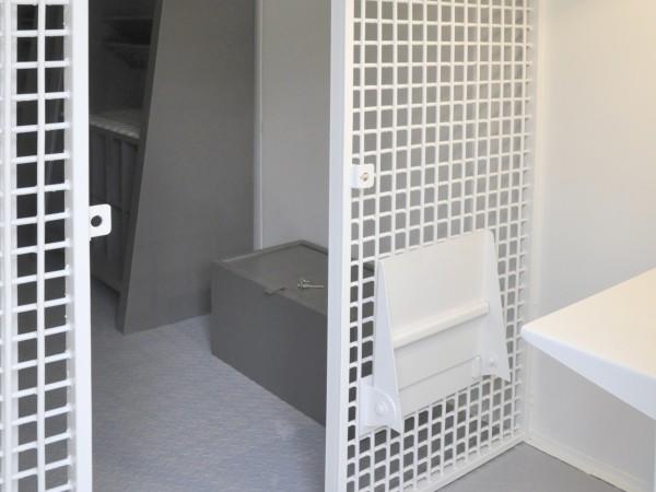 Фото Рядом со столом установлен откидной стул для удобного заполнения журнала