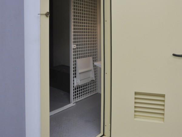 Фото Входная дверь выполнена из металла и пломбируется