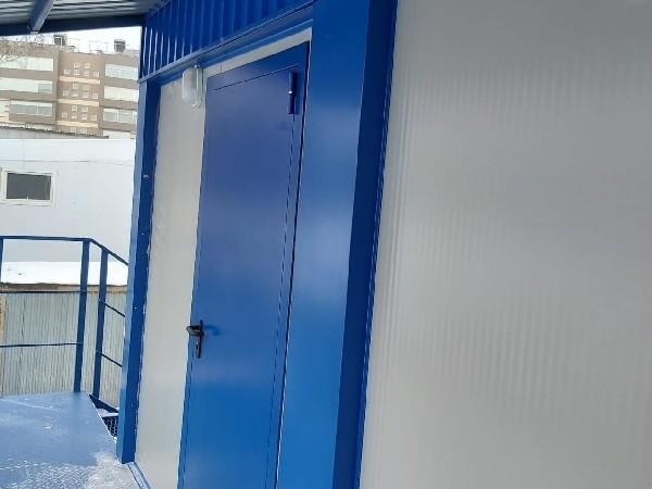 Фото Вход в комнату ожидания для клиентов