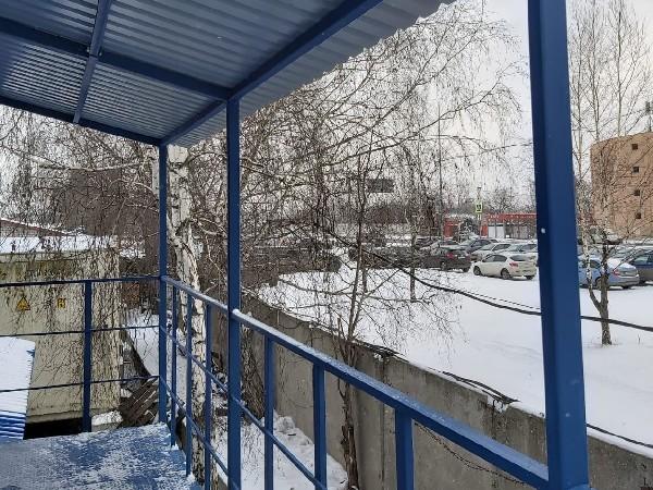 Фото Площадка второго этажа оснащена навесом