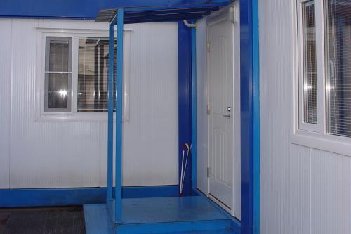 Фото Козырек на опорах на ступеньке