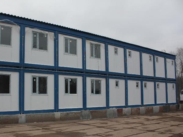 Фото Здесь использованы бетонные столбы + заполнение кирпичом