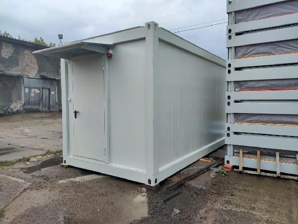 Фото Входная дверь с козырьком