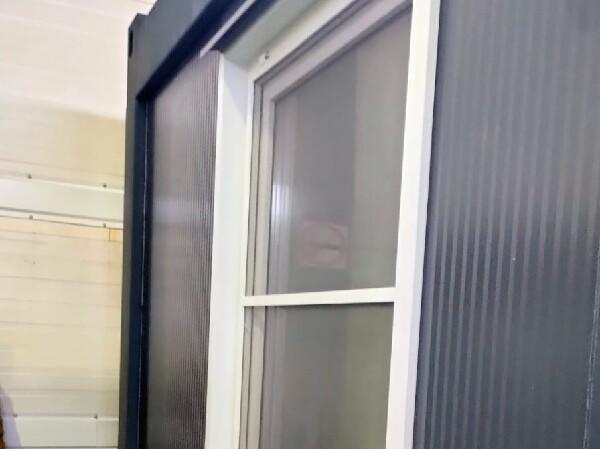 Фото Окно офисной бытовки