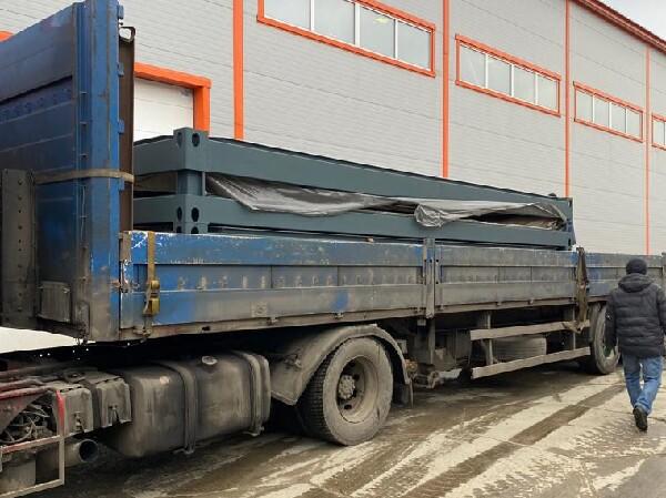 Фото Погруженные на низкорамник транспаки