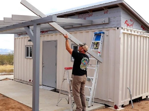 Фото Возведение террасы у бытовки