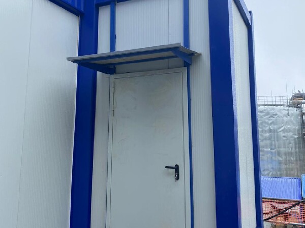 Фото Козырек над тамбурной бытовкой