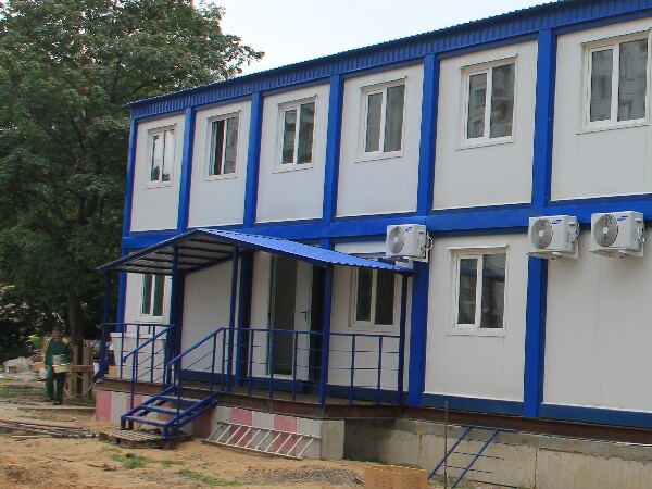 Фото Большой навес над входной группой в модульное здание