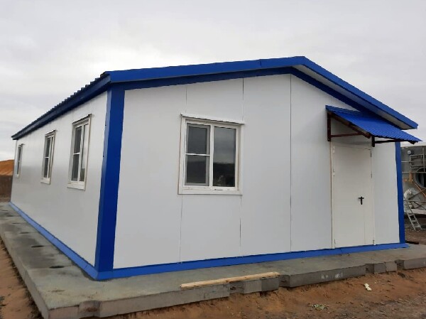 Фото Вход в здание с козырьком