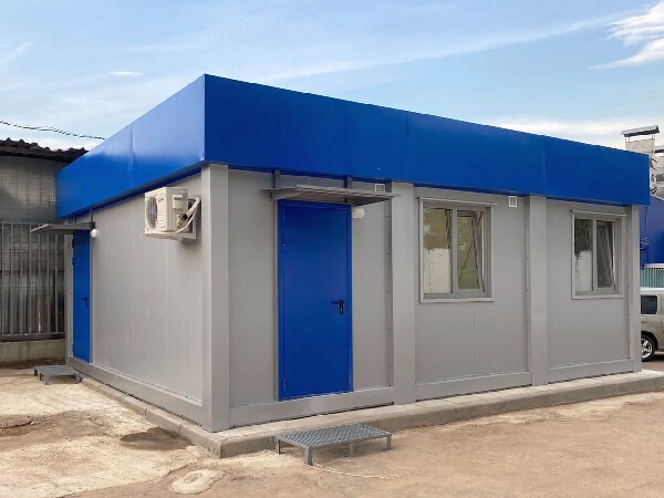 Фото Здание с двумя входами с козырьками