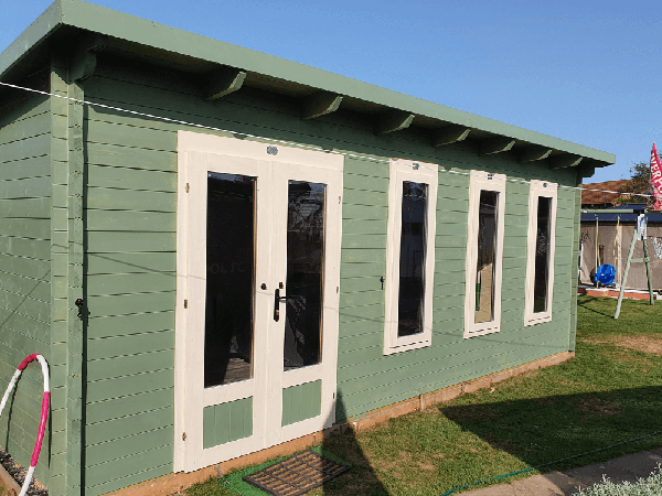 Фото Покрашенная деревянная бытовка