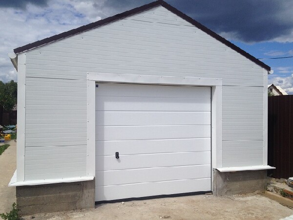 Фото Теплый сборный гараж из сэндвич-панелей