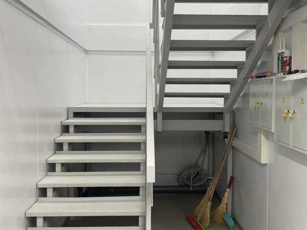 Фото Внутренняя лестница модульного здания