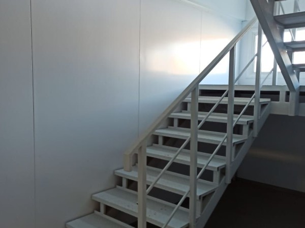 Фото Простая сварная лестница для общежития