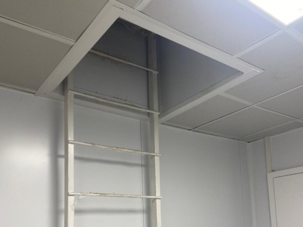 Фото Лестница на чердак в здании из блок-модулей