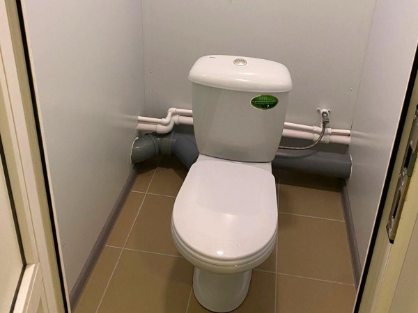 Фото Туалет в кабинке