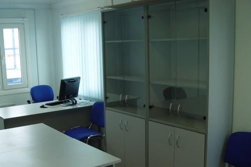 Фото Обставленный рабочий кабинет в офисном здании